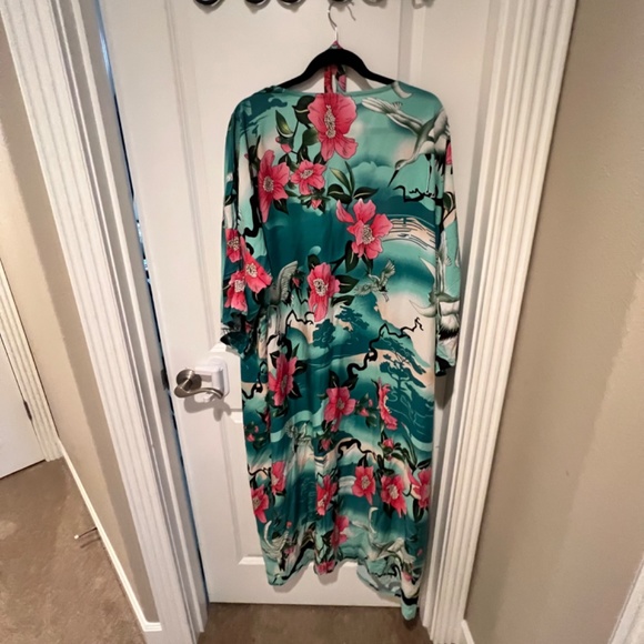 Kimono sleeve robe, one size.  Fun for home or swimsuit cover up - Picture 3 of 6
